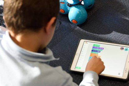 Al principio se pensó que la brecha digital iría hacia un mayor consumo de información en pantalla por los niños de estratos económicos altos. Está siendo justo al revés. Foto: Stem.T4L / Unsplash.