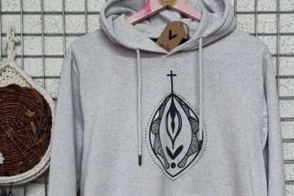 Sudadera pintada por la organizadora del taller con una vulva coronada por una cruz