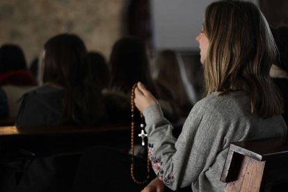 El rezo del Rosario es una de las grandes armas para los cristianos.