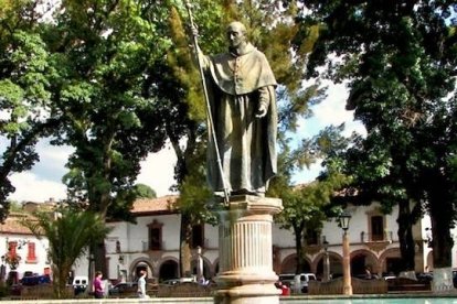 Vasco de Quiroga nació en Madrigal de las Altas Torres (Ávila) en 1470 y murió en México en 1565. Fue el primer obispo de Michoacán. En la imagen, el monumento en su honor que se alza en Pátzcuaro.