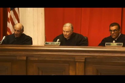 Tres de los jueces de la sentencia Roe vs Wade, en la película del mismo nombre de 2018, dirigida por Cathy Allyn y Nick Loeb. El presidente del tribunal, Warren Burger, es interpretado por Jon Voight, padre de Angelina Jolie, en el centro de la imagen.
