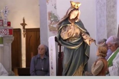 LA imagen de la Virgen con la hoz en la iglesia de Porzus, una aparición en defensa del domingo y contra la blasfemia