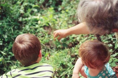 La finalidad de los abuelos con los nietos es, simplemente, amar. Foto: Nikoline Arns / Unsplash.