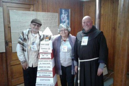 Sonia Bastías Millar (en la imagen, con miembros de Encuentro Matrimonial) narra las secuelas del síndrome posaborto y cómo se entregó a la causa provida.