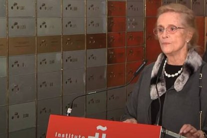 La poetisa Maria Victoria Atencia en la cripta de cajas del tiempo del Instituto Cervantes