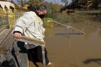 Fray Francesco Patton, Custodio franciscano de Tierra Santa, se introduce en el Jordán en el domingo de Bautizo del Señor