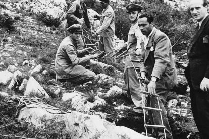 Hallazgo de una de las decenas de "foibe" (simas) donde los comunistas arrojaron a sus víctimas.  En 2004, siendo primer ministro Silvio Berlusconi, se estableció el 10 de febrero como Día del Recuerdo de las víctimas de las matanzas y del exilio.