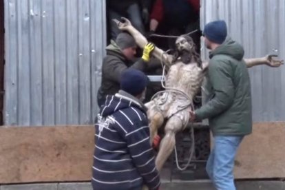 El Cristo Salvador de Leópolis (Lviv) fue sacado de la catedral armenia de la ciudad ucraniana para guardarlo en un búnker y evitar que resulte dañado durante los combates.