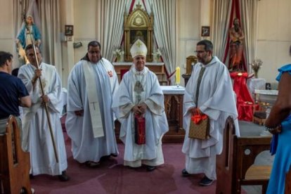 Álvaro Chordi (derecha), nuevo obispo auxiliar de Santiago de Chile, tras ser nombrado párroco de San Saturnino, en la misma diócesis.