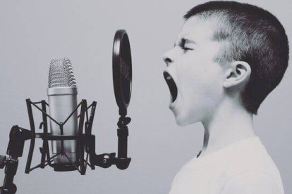 Ayudando a Religión en Libertad, no solo contribuyes a la evangelización: también a romper el cerco mediático potenciar un altavoz que difunde la Verdad frente al consenso ideológico (Jason Rosewell/Unsplash).