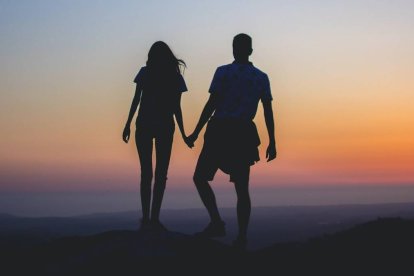 El presidente de la conferencia episcopal alemana pide cambios en la doctrina de la Iglesia sobre la sexualidad humana, fiel reflejo de la Palabra de Dios que consta expresamente en la Biblia. Foto (contextual): Caleb Ekeroth / Unsplash.