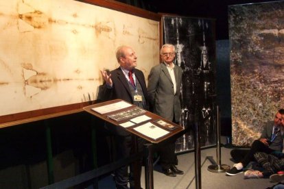 David Rolfe (a la derecha de la foto), junto al experto Bruno Barberis durante un encuentro sobre la Sábana Santa en Inglaterra en 2017. Foto: STERA Inc.