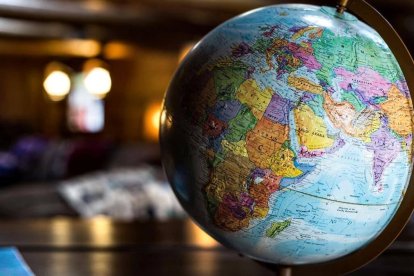 El pensamiento social cristiano no se refiere a hombres abstractos de una humanidad abstracta, sino a hombres  concretos y reales, nacidos en el seno de una nación y una cultura concretas. Foto: Kyle Glenn / Unsplash.