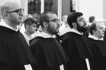 Fray Pietro Zauli, el tercero desde la izquierda es desde el 1 de mayo sacerdote dominico