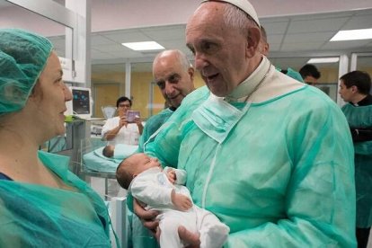 El Papa Francisco visitando una maternidad en 2016