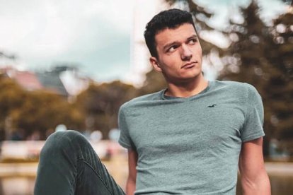 Jules acaba de recibir su Primera Comunión y el sacramento de la Confirmación