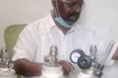 Pascal con la donación de su mujer, las bombonas de oxígeno que necesita para emergencias