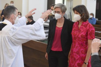 Una de las "bendiciones" a una pareja de lesbianas en el desafío lanzado a Roma desde Alemania