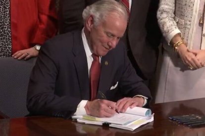 Henry Mcaster, gobernador de Carolina del Sur, al firmar la ley del latido