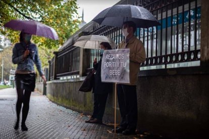 En San Sebastián un grupo de católicos ya ha estuvo en octubre rezando frente a un abortorio en San Sebastián / Foto: Marta León