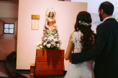 Con motivo de la pandemia, muchos matrimonios descubren lo positivo y mágico de celebrar bodas más íntimas.