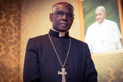 El cardenal Sarah, de 75 años, era el prefecto de la Congregación para el Culto Divino