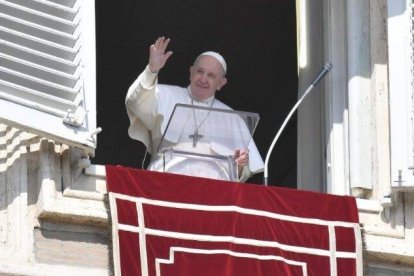 El Papa presidió el rezo del Ángelus desde el balcón que da a la Plaza de San Pedro / Vatican Media