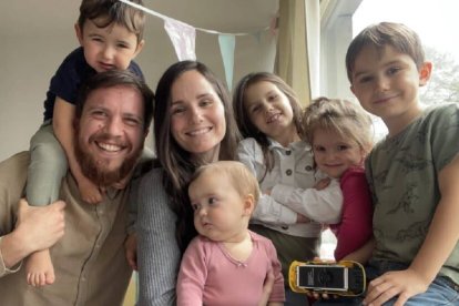 Tomás y Loreto, familia en misión en Holanda, junto a sus cinco hijos