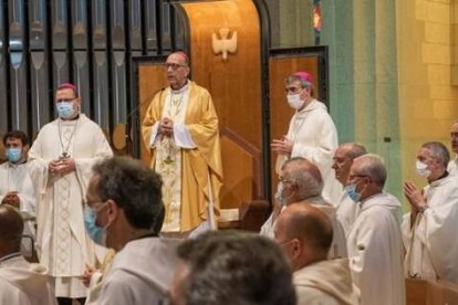El cardenal Omella, en la Sagrada Familia de Barcelona, en el funeral por las víctimas del coronavirus en verano de 2020