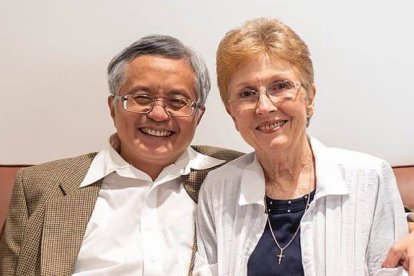 Michael Tan, médico jubilado y próximo diácono permanente, junto a su esposa, el otro pilar de su vida / Catholic Outlook