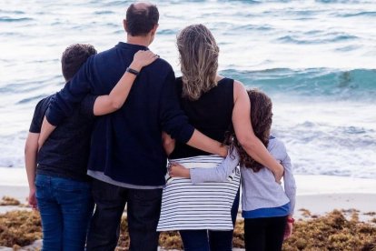 La familia es el lugar natural del amor y la civilización, no un escenario de conflicto, como sostiene el marxismo, que ha contaminado a todo el feminismo y la ideología de género. Foto: Patricia Prudente / Unsplash.