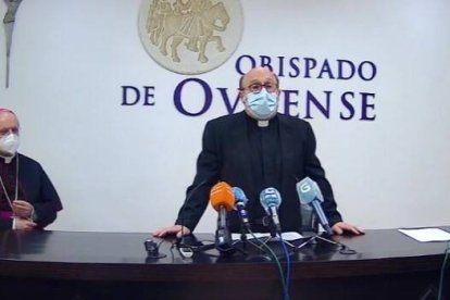 Francisco José Prieto Fernández, nuevo obispo auxiliar de Santiago de Compostela, explicó su nombramiento acompañado por el obispo de Orense, donde ha desarrollado su ministerio