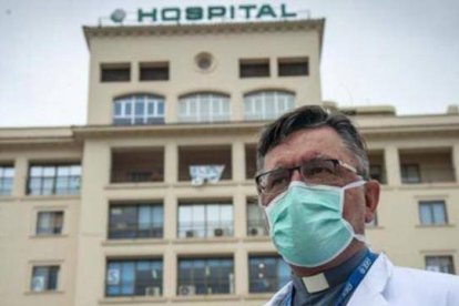 El capellán de hospital Ramón Burgueño cumple 25 años de sacerdote.