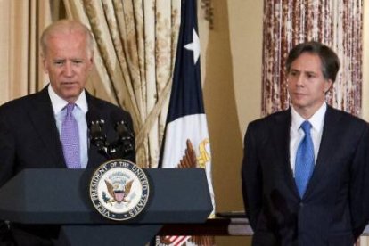 Anthony Blinken escucha hablar a Joe Biden en una foto tomada durante el gobierno de Obama, con Biden de vicepresidente - la industria abortista mundial alaba a ambos, con los que ganará mucho dinero