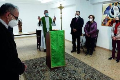 Oración del grupo de Spei Mater en la parroquia de San Miguel en Valencia - foto de Jesús Signes en Las Provincias