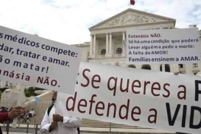 Más de cien mil portugueses firmaron pidiendo un referéndum sobre eutanasia, conscientes de la mayoría anti-vida en el Parlamento