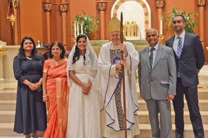 Simi Sahu vestida de novia el día de su consagración junto al obispo de Palm Beach y su familia / Foto- Diócesis de Palm Beach