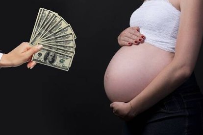 Vientres de alquiler, un lucrativo negocio en que personas ricas compran bebés de mujeres pobres