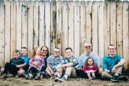 La familia McGarrity con siete de sus hijos, a falta de la pequeña Charlotte. Foto: Lucy Beaugard / Colorado Parent.