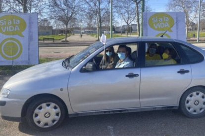 Vehículos provida en  la VI Fiesta por la Mujer y la Vida