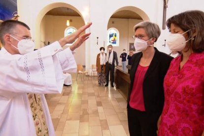 Bernd Mönkebüscher, párroco de la iglesia de Santa Inés, cerca de Frankfurt, bendice a una pareja de lesbianas, en una campaña organizada el 10 de mayo por buena parte de la Iglesia alemana y alentada por varios obispos.