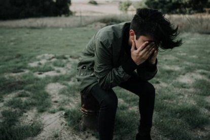 Una persona joven hundida y emocionalmente herida - foto por Francisco González en Unsplash