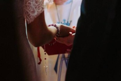 Los novios y familias que recen el Rosario podrán obtener Indulgencia plenaria.