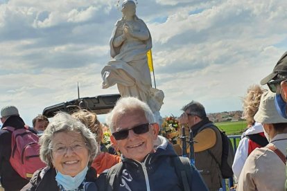 Julián Justel y Mari Carmen Vicente, un simpático matrimonio de Zaragoza, acompañando a la Virgen en Madre Ven / Familia Justel Vicente