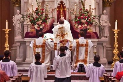 La celebración «ad orientem» refuerza el papel del sacerdote como guía de la comunidad, sostiene Eric Simmons.