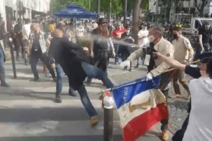 Algunos radicales intentan agredir a los fieles católicos mientras un policía intenta dispersarlos