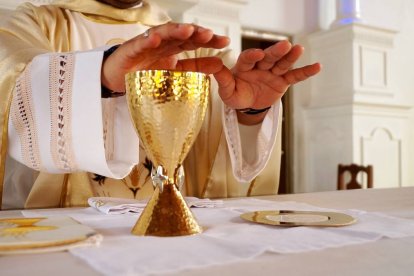 La liturgia que el sacerdote celebra en la tierra es la misma que se celebra en el Cielo. Foto: Lia Mendoza / Cathopic.com