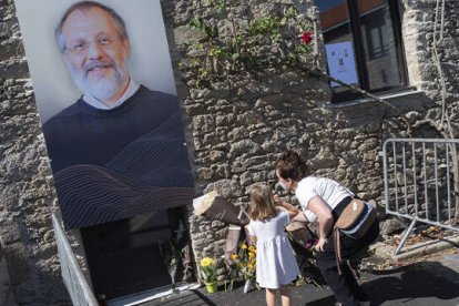 Ofrenda floral al sacerdote Olivier Maire asesinado en en Saint-Laurent-sur-Sèvre.
