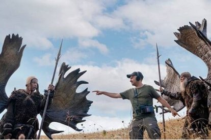 El español J.A. Bayona, que dirige algunos capítulos, con actores que representan una extraña cultura cazadora que Tolkien no detalla