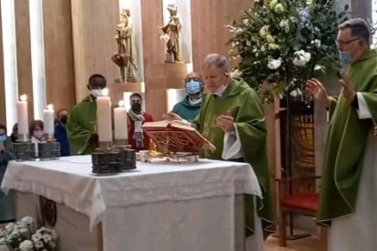 El padre Kelly en la misa de sanación en la parroquia de San Dámaso, acompañado de algunos sacerdotes y diáconos de Madrid